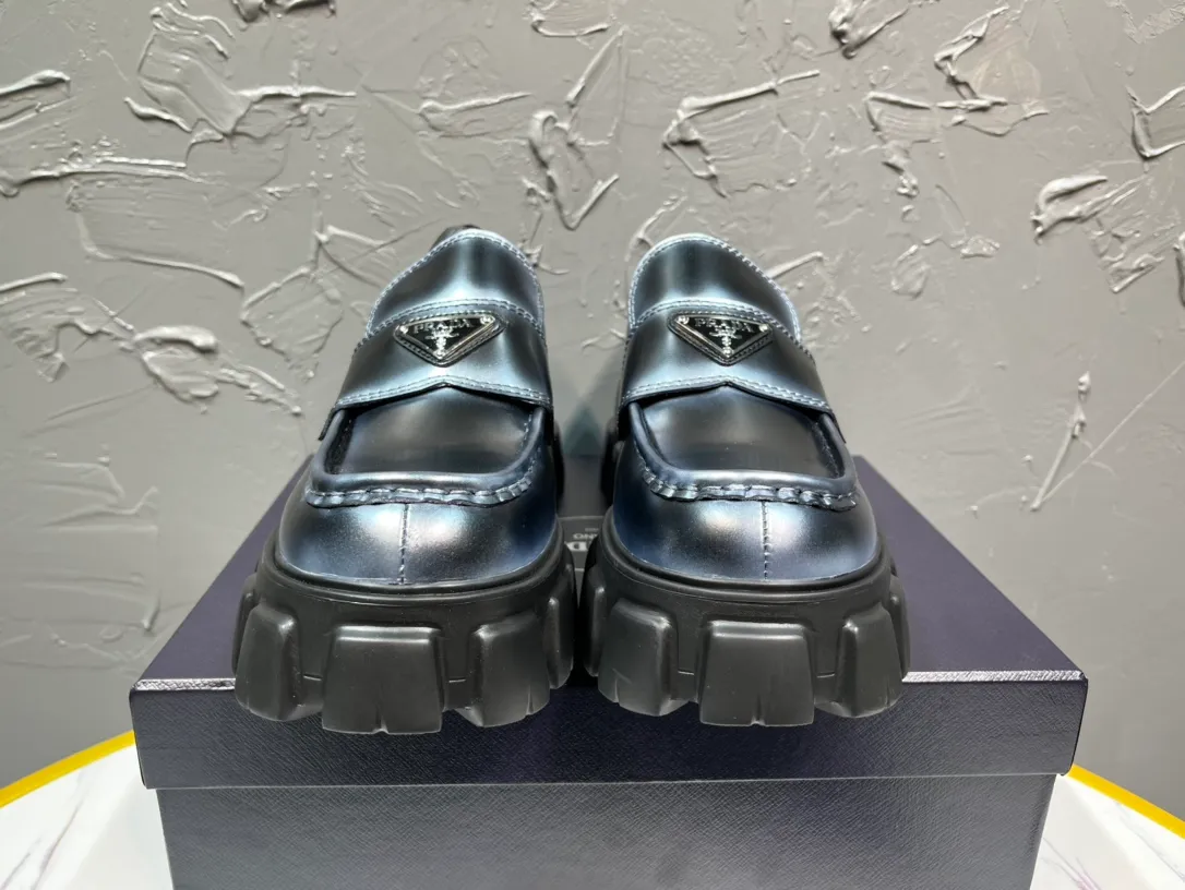 Men's shoes 💰820💰 🔥🔥🔥 Upgraded version of the 2025 new Prada Prada triangular enamel logo, spray-painted two-color round-head loafers, developed one-to-one with the original version, privately opened the outsole one-to-one, the fabric is made of imported open edge beads, lining cowhide, foot-pad cowhide, sole height 5cm, original rubber foam sole, code number 39-46